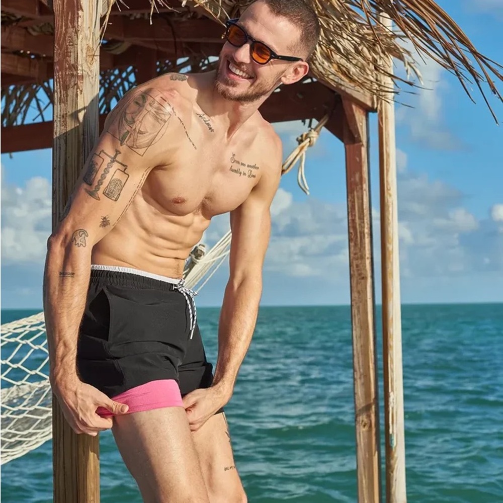 Chubbies Black Lined Classic Swim Trunks Size Large